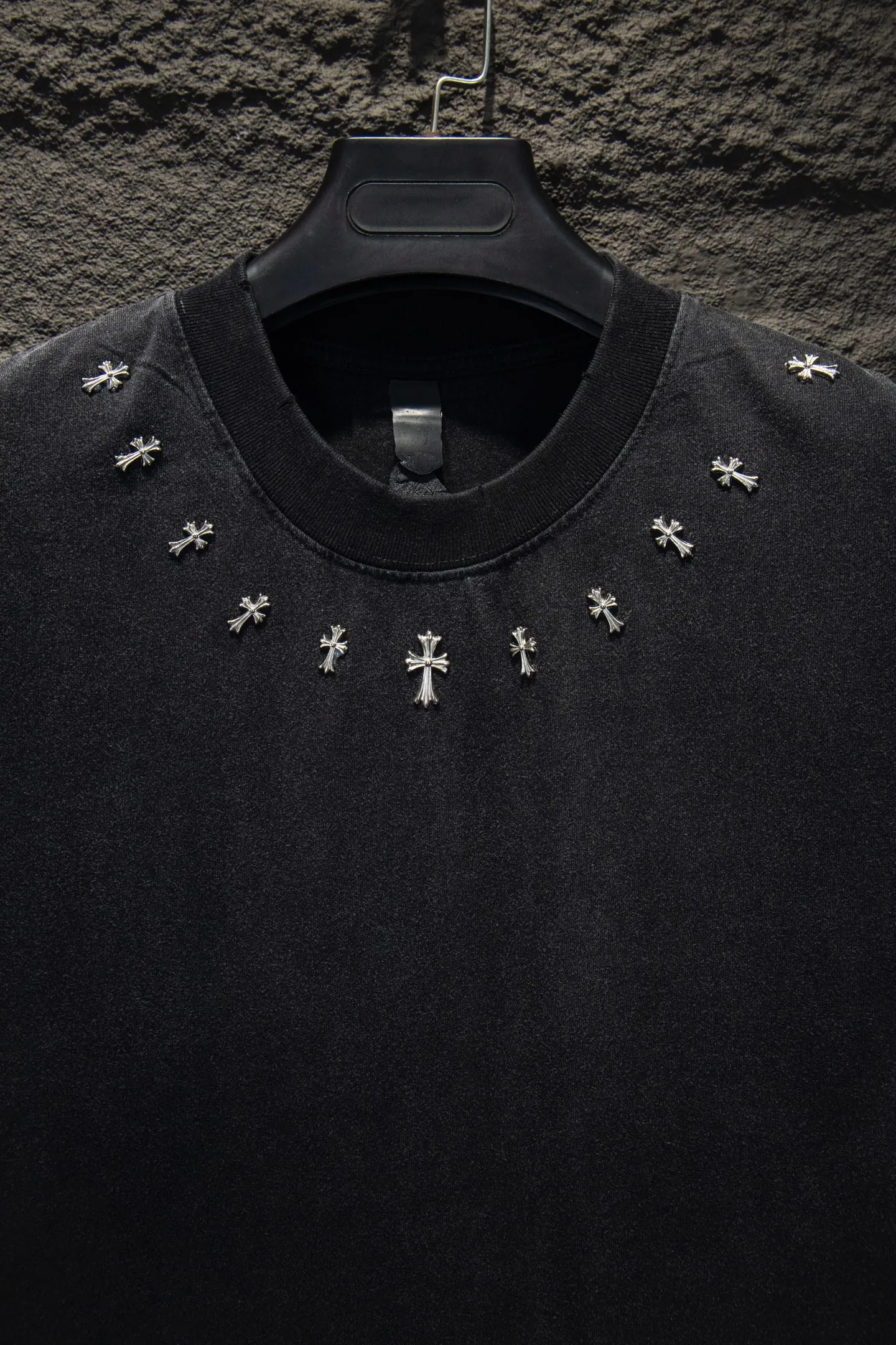 P190 🆕Chrome Hearts os version is really charming and Chrome Hearts is really a must-have. Each season's new version is made to the extreme. It is very practical and can be worn casually. Nice✔️ - ⚠️100% cotton. Made of 32-count double yarn, 260-gram weight fabric and imported knitted carded cotton. The thickness is moderate, drapey and contoured, and the upper body is comfortable! ! It is very tolerant to fat body types and can instantly lose five pounds after wearing it!  Front panel #Back panel Neckline Bronzing elements# Imported hardware heavy craftsmanship and imported accessories. The body is washed, fried, frayed and added with handmade elements, which greatly increases the interest of the clothing; unique visual effects. The special fraying effect creates a unique distressed effect. The addition of handmade elements to the body greatly increases the interest of the clothing; it has a unique visual effect. After special fraying effect treatment, a unique distressed effect is formed. An irregular hem is added to the version. This year, Crow Heart is focusing on the version. In the past two years, the oversize version has become the focus of the trend. It has also been a popular staple in the past two years. The change of designers has made this brand an instant hit. The progressive fashion of the times also needs the blood impact of fresh elements and trendy designs in order to continue its glory! It’s stylish both inside and outside, a must-have for high street travel! An absolute "eye-catching style" that can match couples 💏 Color: washed black and white Size: S M L XL